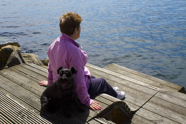 Schwarzer Hund und Frau — Stockfoto