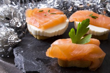 Lezzetli somon kanepeler