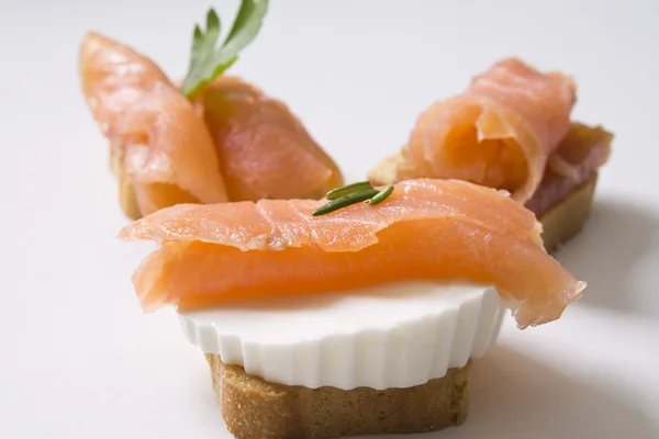 Deliciosos canapés de salmão — Fotografia de Stock