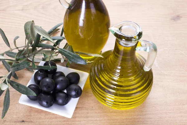 Aceitunas con aceite virgen — Foto de Stock