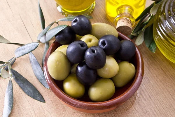 Aceitunas con aceite virgen — Foto de Stock