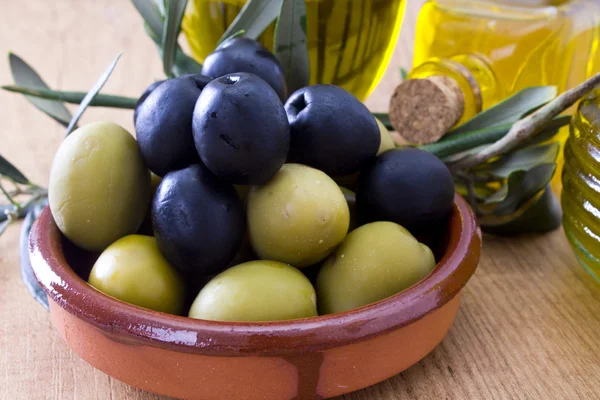 Olive con olio vergine — Foto Stock