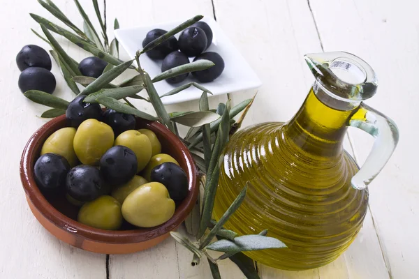 Olive con olio vergine — Foto Stock
