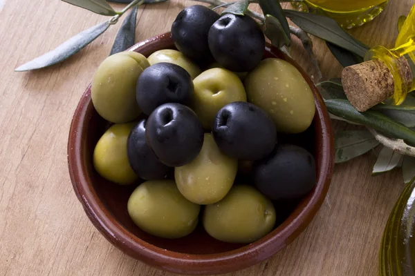 Groene en zwarte olijven — Stockfoto