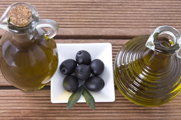 Grønne og svarte oliven – stockfoto