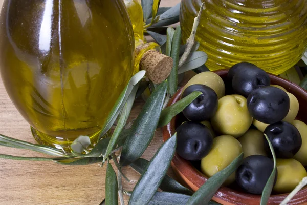 Olive e olio — Foto Stock