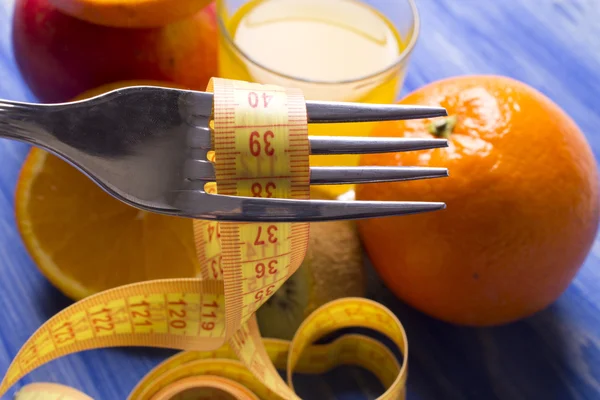 巻尺とフルーツ オレンジ ジュース — ストック写真