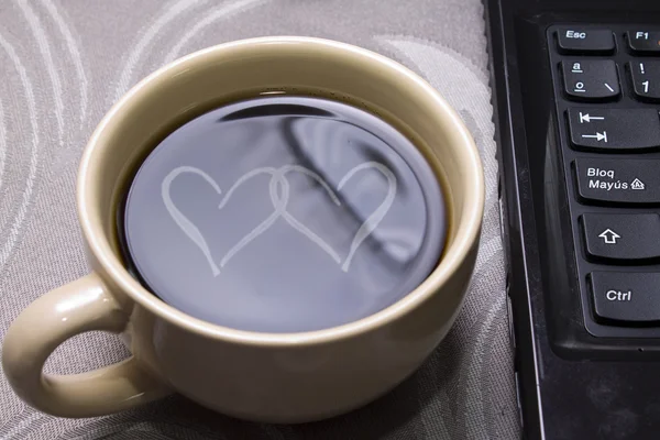ロマンチックなメッセージとコーヒーのカップ — ストック写真