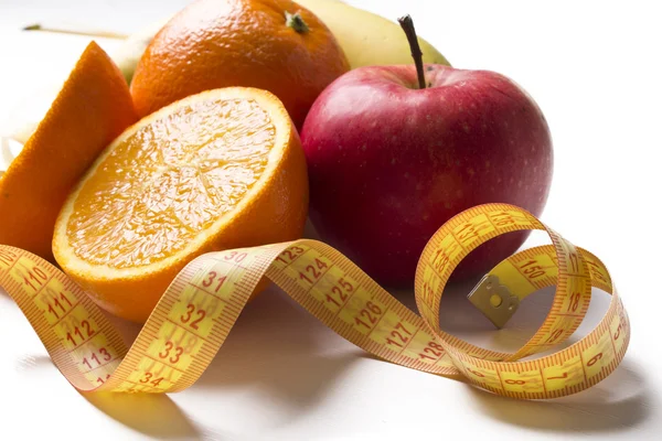 Frutas con cinta métrica aislada —  Fotos de Stock