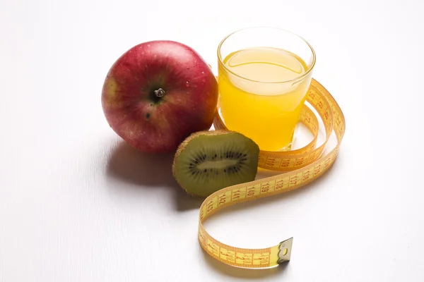 Frutas com fita métrica isolada — Fotografia de Stock