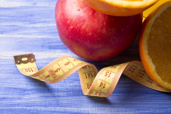 Obst und Maßband mit Hintergrund — Stockfoto