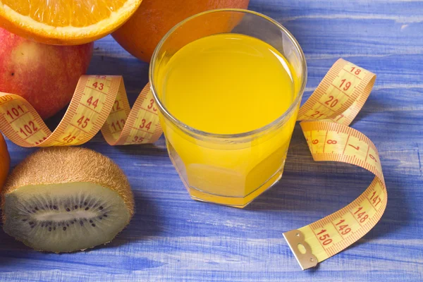 Obst und Maßband mit Hintergrund — Stockfoto