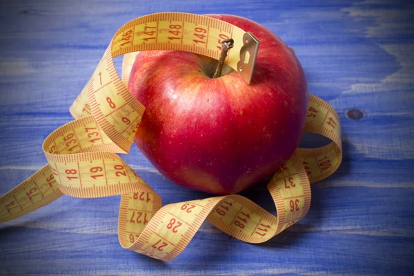 Obst und Maßband mit Hintergrund — Stockfoto