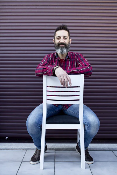 Homem barbudo sentado — Fotografia de Stock