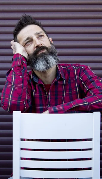 ひげを生やした男性が座っています。 — ストック写真