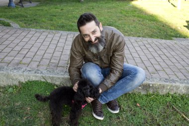Sakallı adam ile köpek