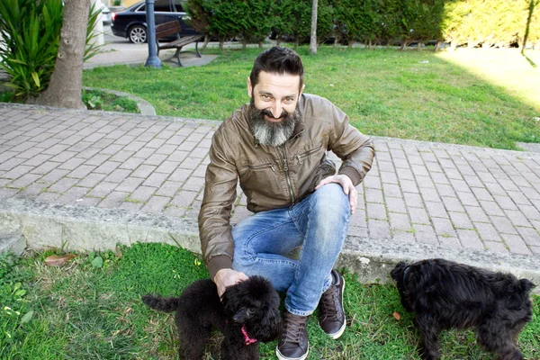 Uomo barbuto con cane — Foto Stock