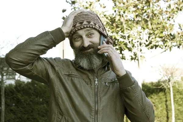 Homme barbu avec téléphone portable — Photo