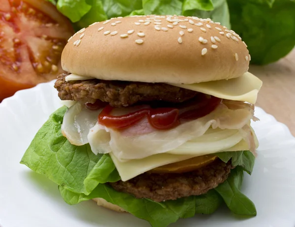 Hamburguesa con queso aislada —  Fotos de Stock