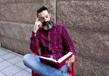 Sakallı adam kitap ile