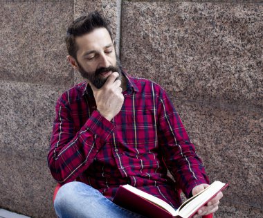 Sakallı adam kitap ile