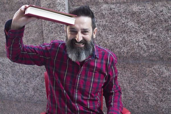 Homme barbu avec livre — Photo