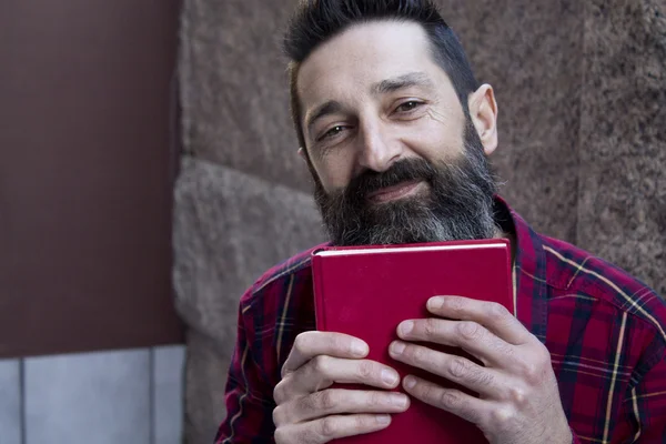 Homem barbudo com livro — Fotografia de Stock