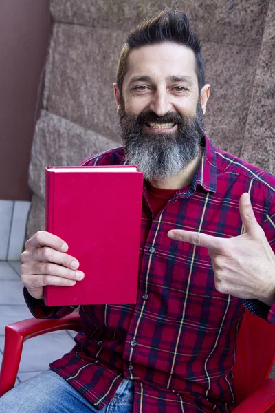 Homme barbu avec livre — Photo