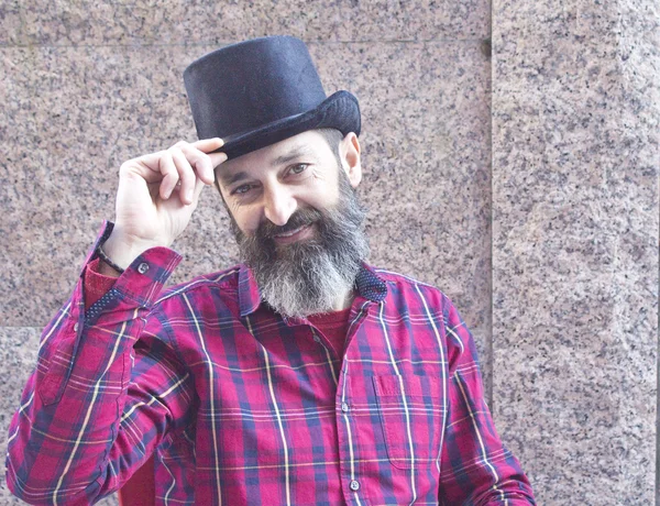 Homme barbu assis avec chapeau — Photo