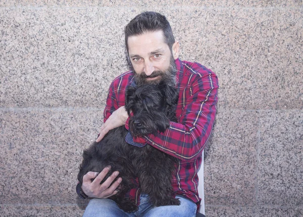 Homme barbu assis avec chien — Photo