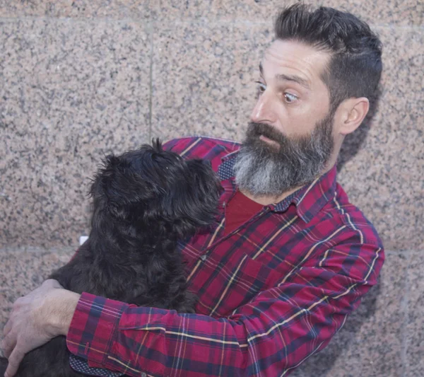 Homme barbu assis avec chien — Photo