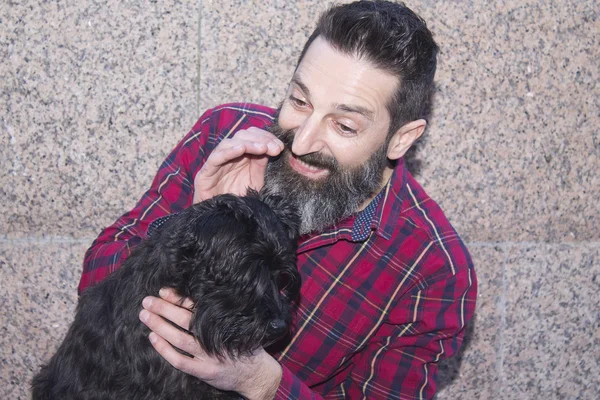 Vousatý muž sedí s psem — Stock fotografie