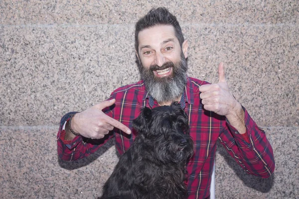 Bärtiger Mann sitzt mit Hund — Stockfoto