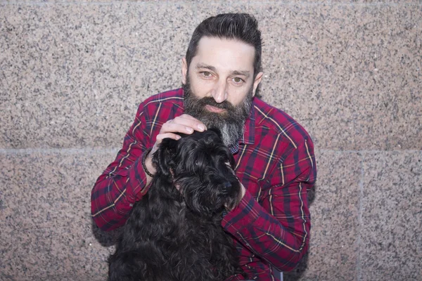 Homme barbu assis avec chien — Photo