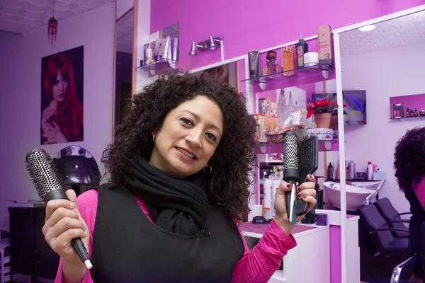 Coiffeur avec sèche-cheveux — Photo