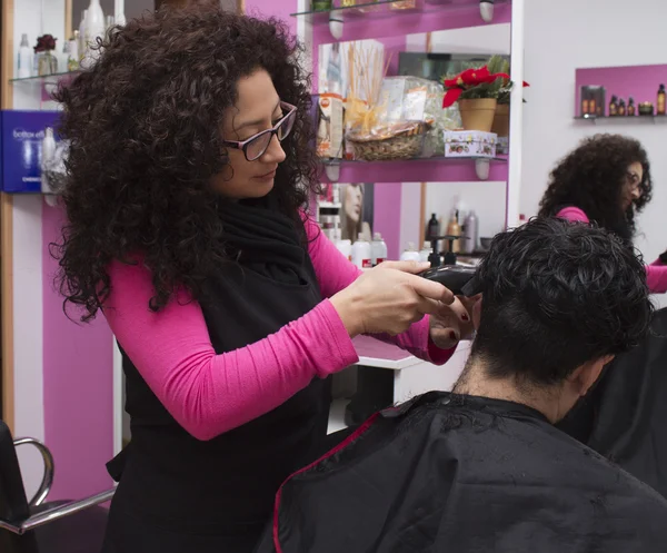 Cabeleireiro com secador de cabelo — Fotografia de Stock