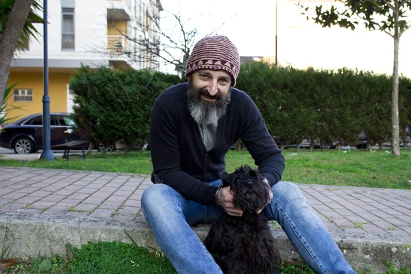 Homme barbu avec chien — Photo