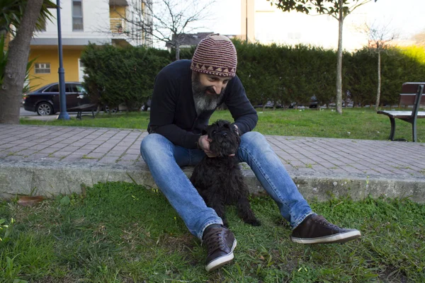 Bärtiger Mann mit Hund — Stockfoto