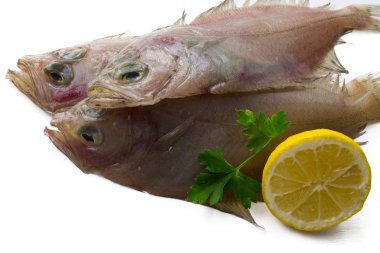 Limonlu ve maydanozlu taze balık