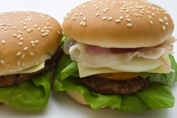 Pyszne i soczyste hamburgery — Zdjęcie stockowe