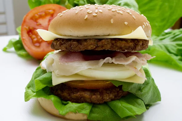 Deliciosas y jugosas hamburguesas —  Fotos de Stock