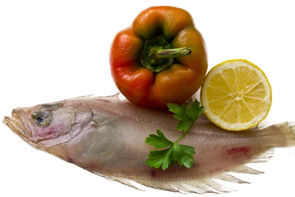 Pesce fresco con limone, prezzemolo e pepe — Foto Stock