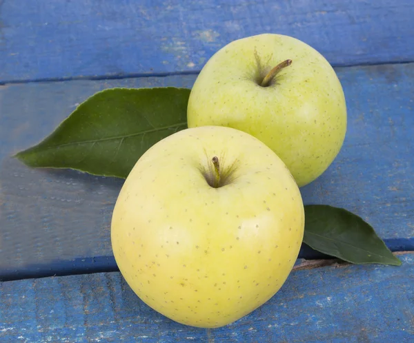 Manzanas verdes sobre fondo azul —  Fotos de Stock