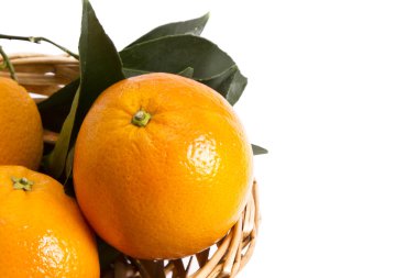 sepet izole portakal