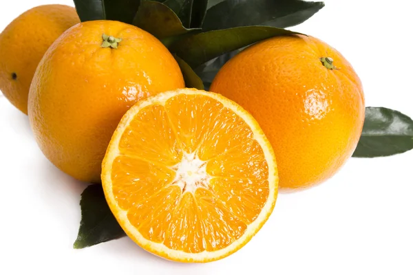 Апельсин с изолированными листьями — стоковое фото