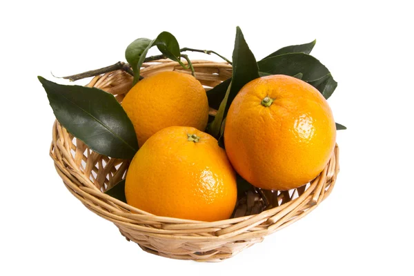 Cesta de laranjas isolada — Fotografia de Stock