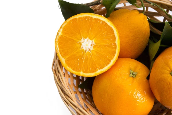 Cesta de naranjas sobre tabla de madera — Foto de Stock