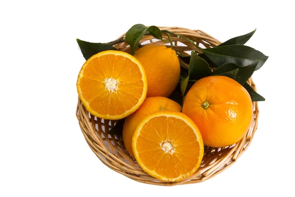 Cesta de laranjas em tábua de madeira — Fotografia de Stock