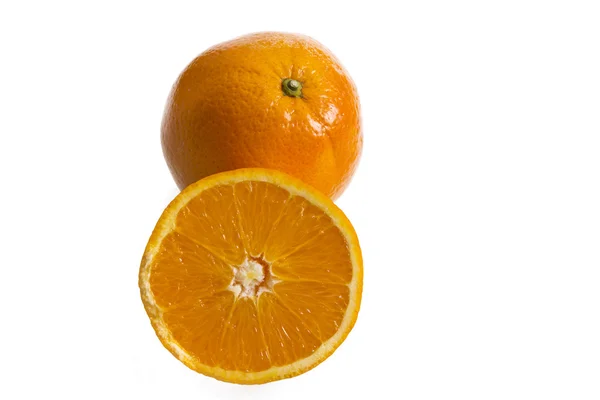 Mand van sinaasappelen op houten bord — Stockfoto