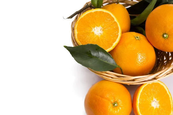 Cesta de naranjas sobre tabla de madera — Foto de Stock